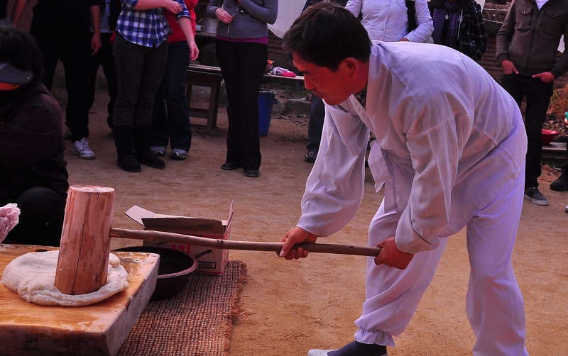 Preparing the rice for doek 