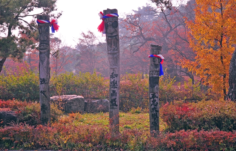 Village Toteum Poles