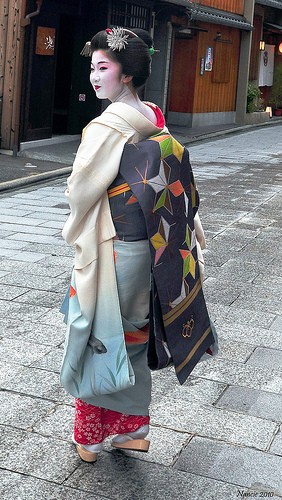 Through the Sandbox Lens #11 – A Maiko in Kyoto