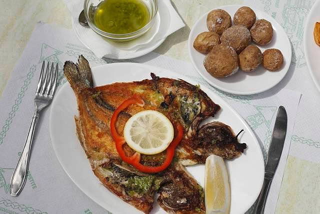 Gilthead seabream, potatoes, papas arrugadas, La Palma, Canary Islands, Spain
