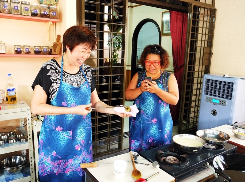Pearly getting the Pie Tee Shell Mold ready, Penang Home Cooking School 